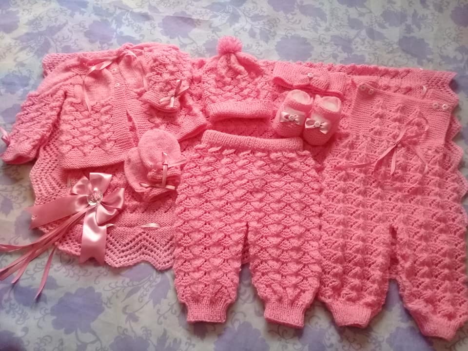 Conjunto em tricô para bebê da Tatiane Woicsizak
